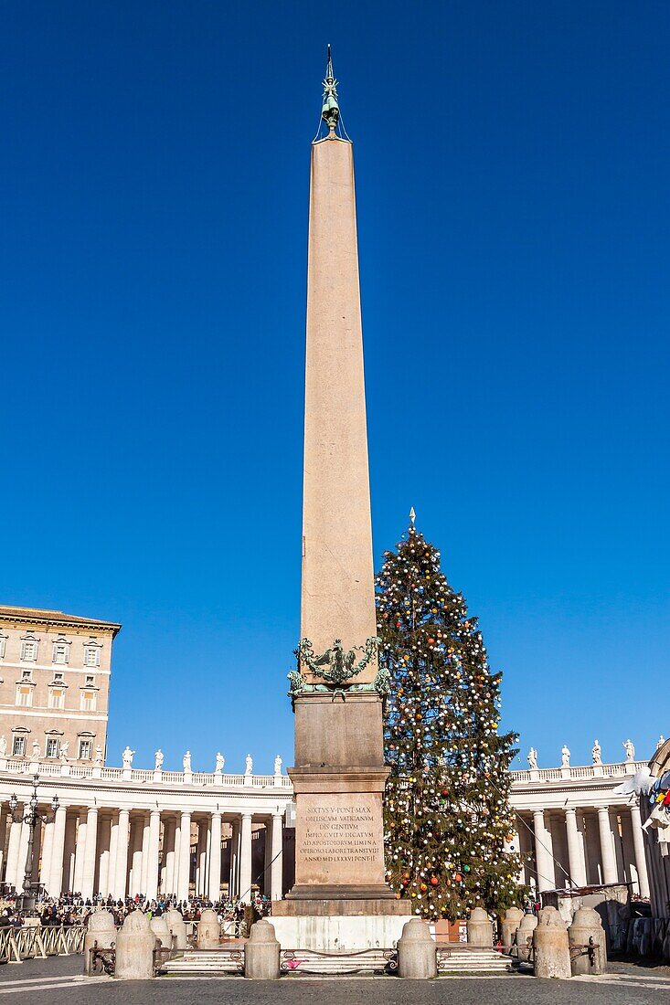 Obelisk auf dem Petersplatz in Rom mit den Wohnungen des Papstes im Hintergrund, Vatikan, Rom, Italien
