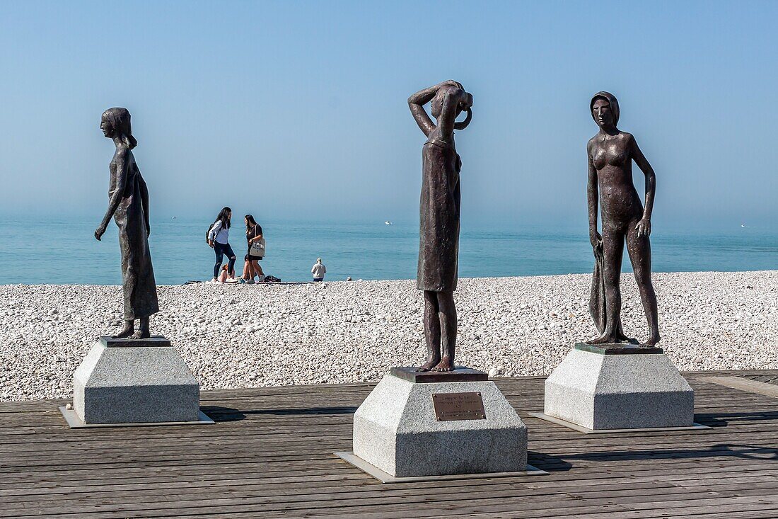 Schwimmer und Statuen am Strand von Fecamp, seine-maritime, Normandie, Frankreich