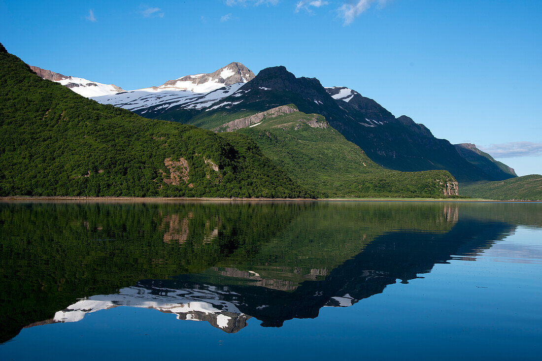 Abendliche ruhige Bergreflexion im Denali-Nationalpark, Alaska.