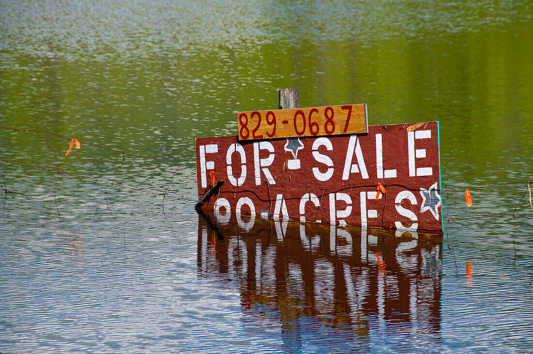 Überschwemmte Feld Eigentum zum Verkauf Zeichen.