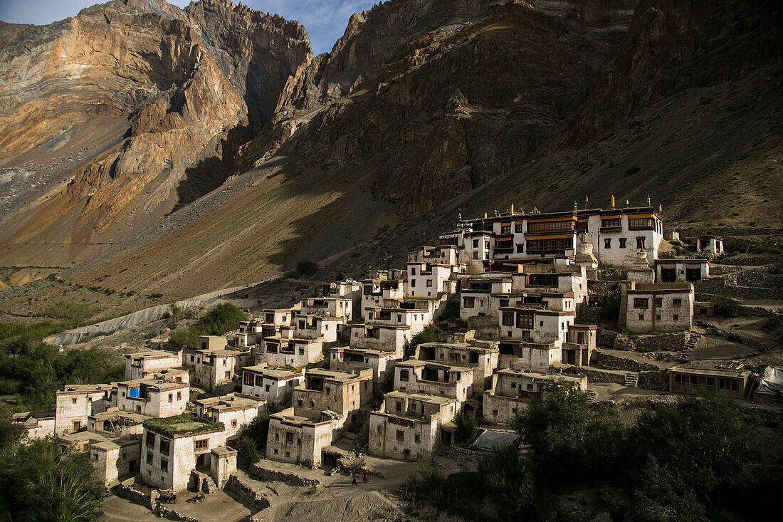 Buddhistische Mönche und Kloster im Zanskar-Tal, Nordindien.