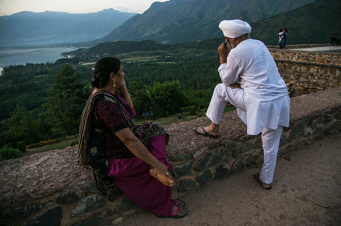 Indische Touristen auf einem Aussichtspunkt in Kaschmir