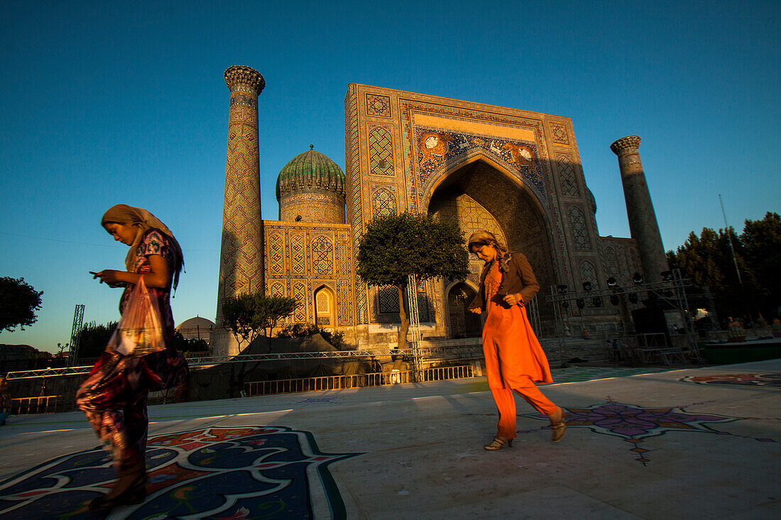 Moscheen und usbekische Menschen in Registan