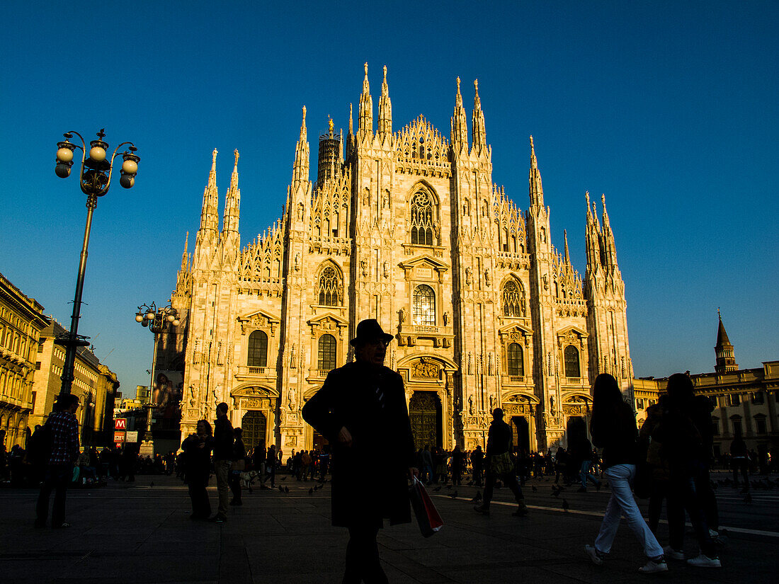 Menschen vor der Piazza del Duomo in Mailand