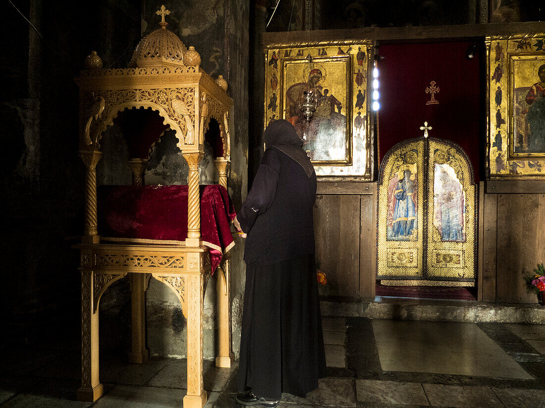 Im Inneren des orthodoxen Klosters Gracanica