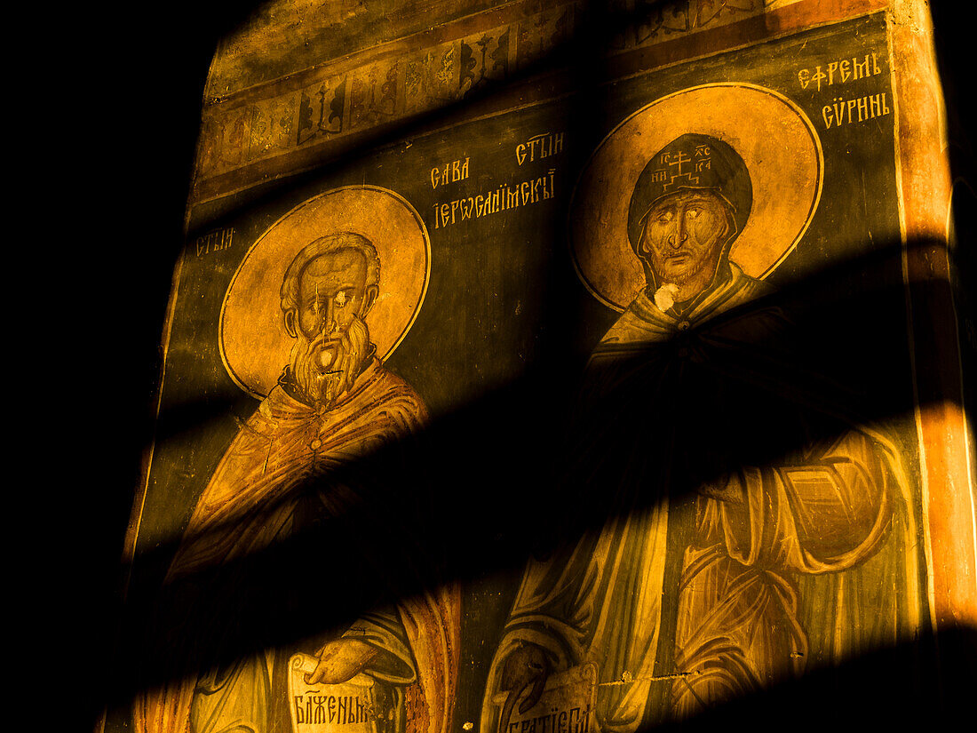 Im Inneren des orthodoxen Klosters Gracanica