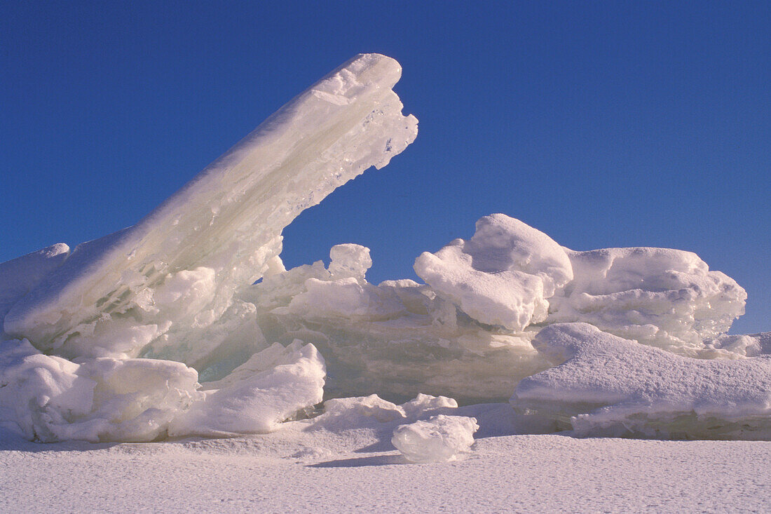 Winterlicher Eisdruckkamm und blauer Himmel auf dem Lake Winnipeg im Hecla Provincial Park bei Gimli Manitoba Kanada
