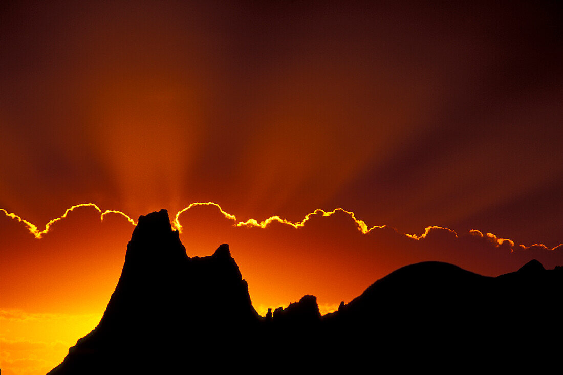 Sonnenuntergang Gottes Strahlen Spektakel der Hoffnung Auferstehung neues Leben über Badlands Silhouette South Dakota USA