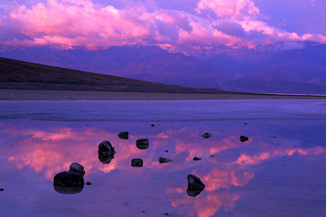 Sonnenaufgangsspiegelung über Badwater Death Valley Kalifornien USA