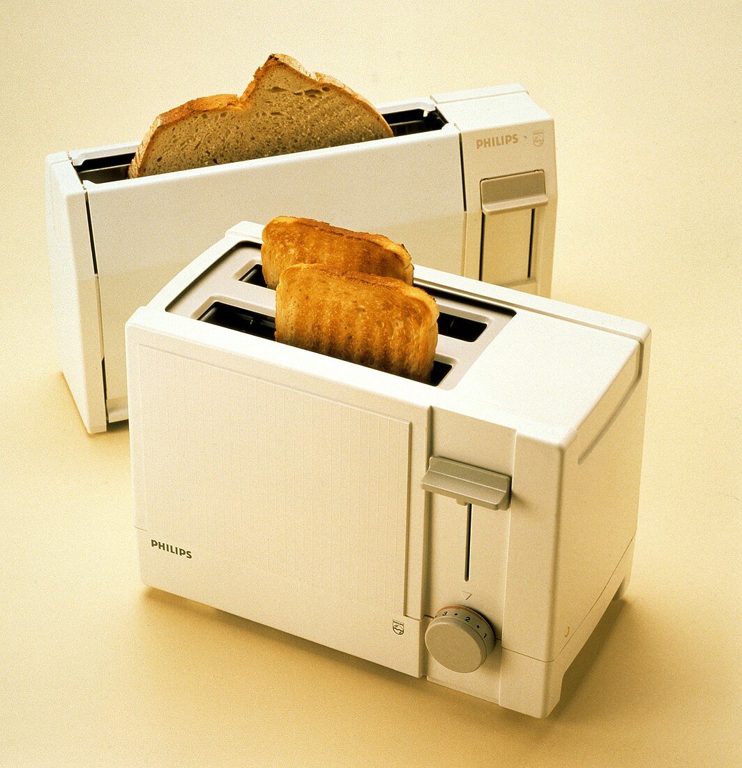 Zwei Toaster mit Toastbrotscheiben & einer Mischbrotscheibe