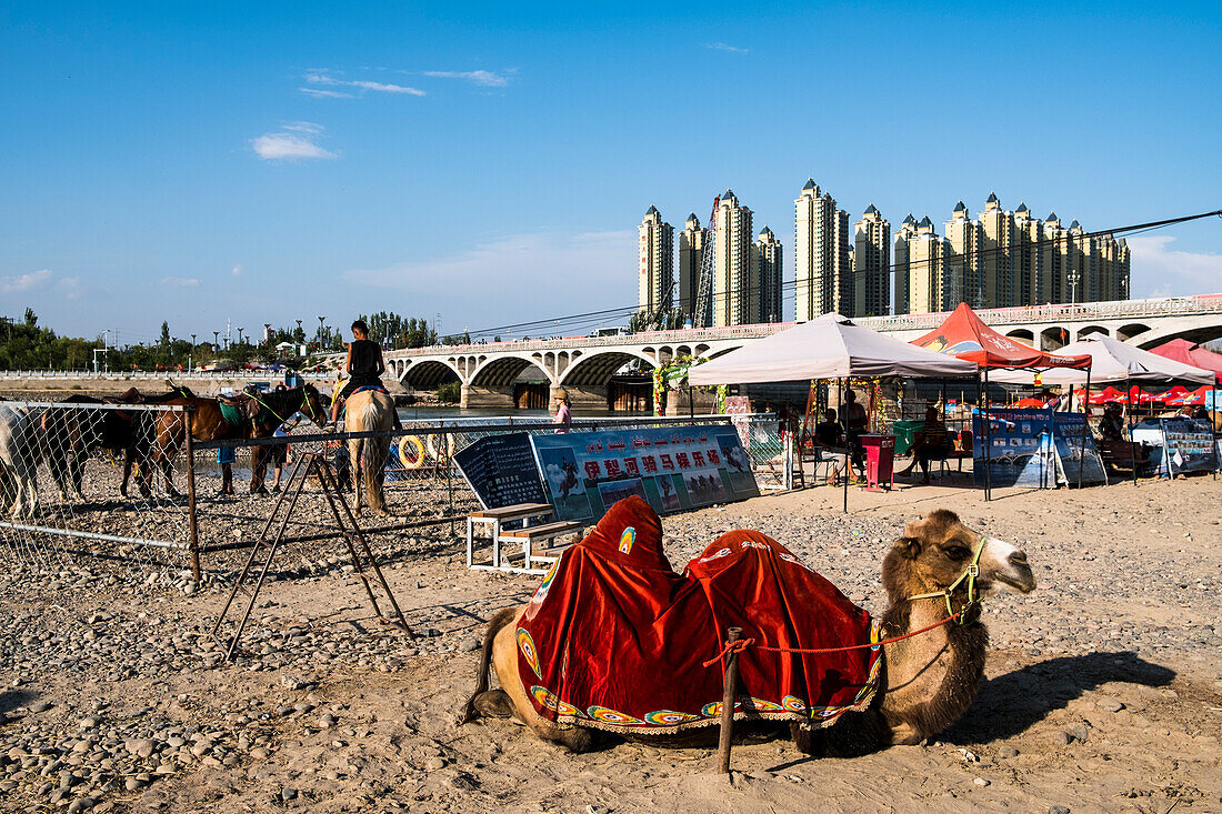 Jahrmarkt am Ili-Flussufer in Yining