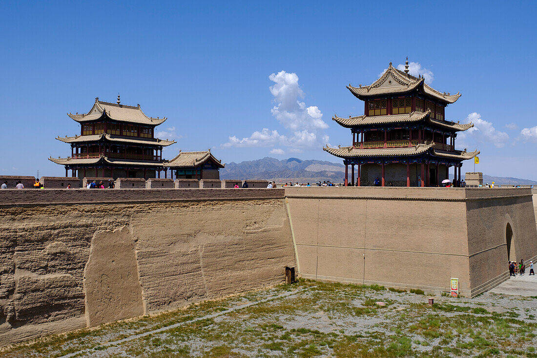 Chinesische Touristen in der Festung Jiayuguan