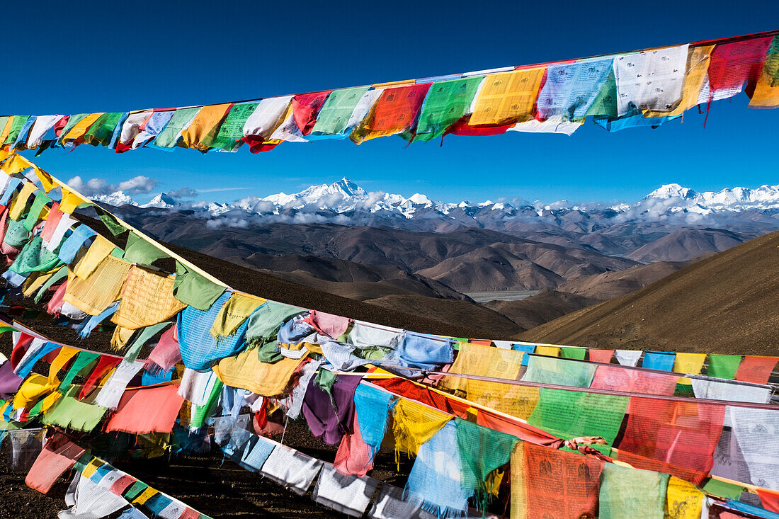 Tibetische Gebetsfahnen, Lhotse, Mount Everest (Mitte), Cho Oyu (rechts) und der Rest der Nordwand des Himalaya vom Pang-la-Pass aus