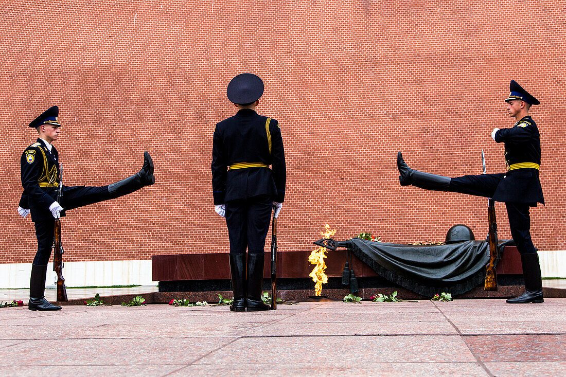 Soldaten bei der Wachablösung am Grabmal des Unbekannten Soldaten vor dem Kreml in Moskau
