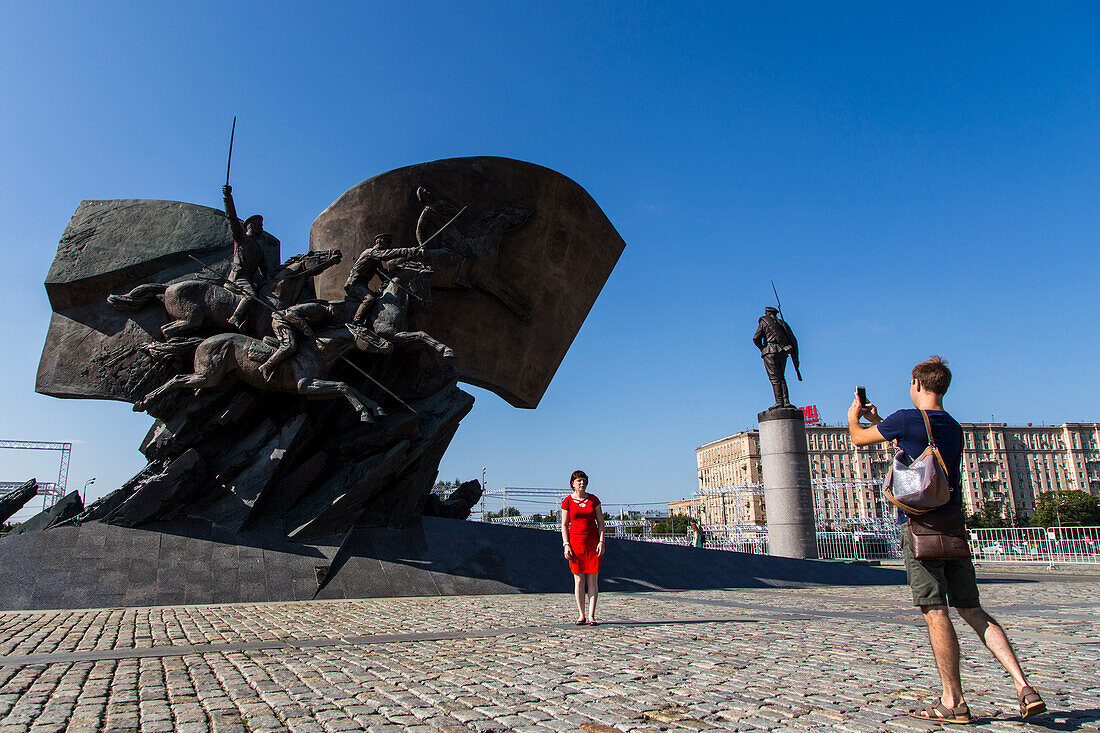 Ein Paar macht ein Foto vor dem Denkmal des Zweiten Weltkriegs im Victory Park auf dem Poklonnaya-Hügel