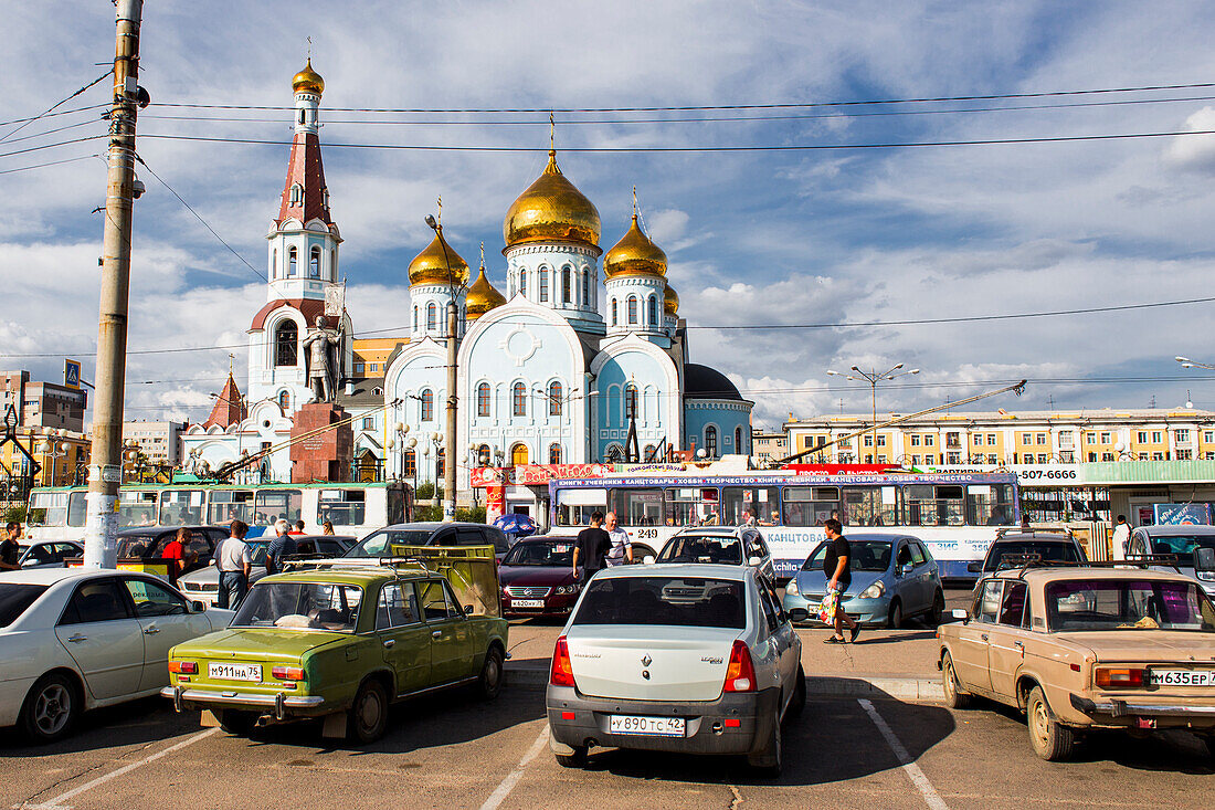 Die Kathedrale von Tschita von außerhalb des Bahnhofs der Transsibirischen Eisenbahn aus gesehen