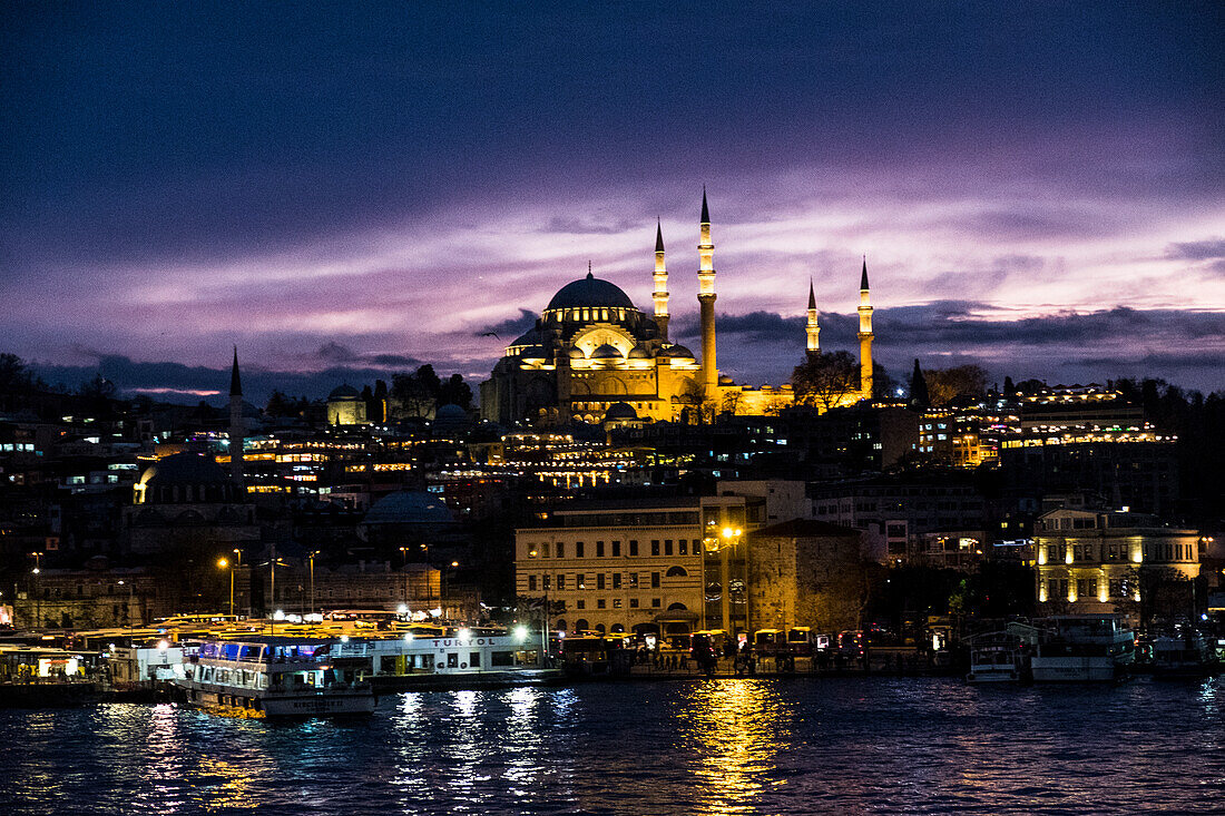 Rüstem-Pascha-Moschee und das Goldene Horn von der Galata-Brücke aus gesehen nach Sonnenuntergang