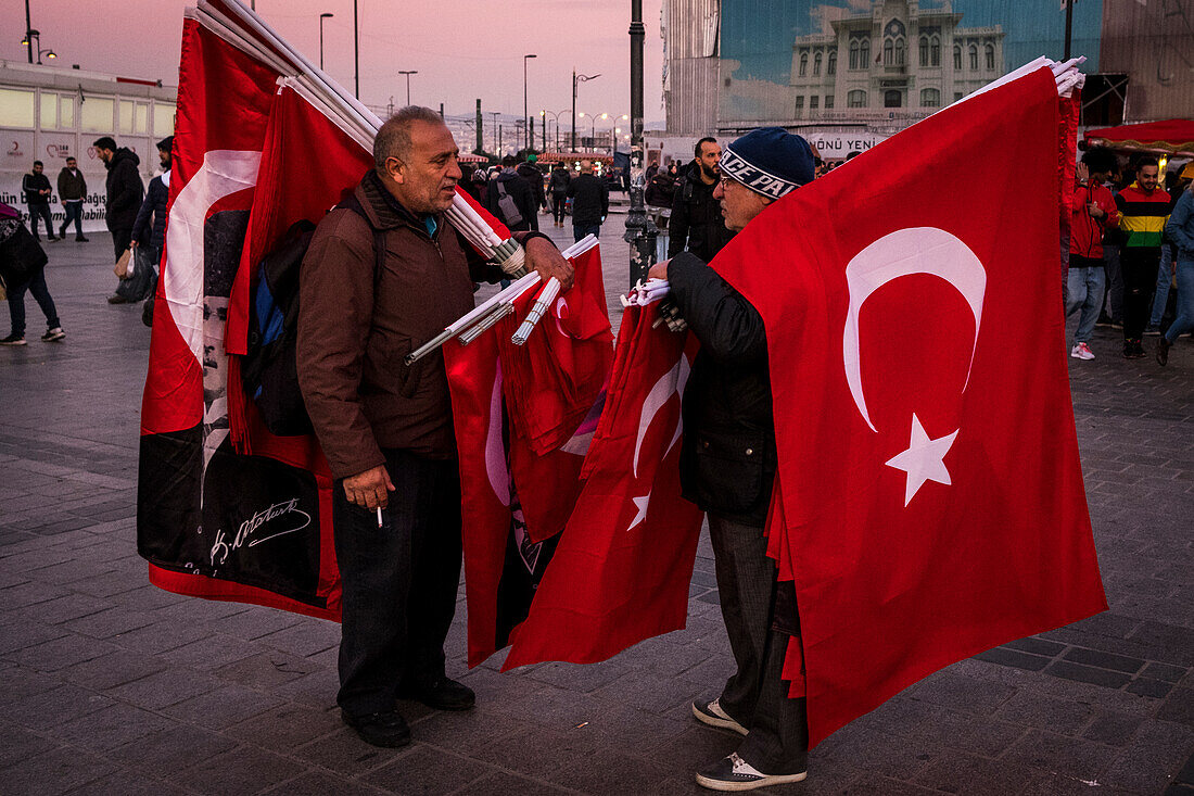 Türkische Flaggenverkäufer in den Straßen von Istanbul