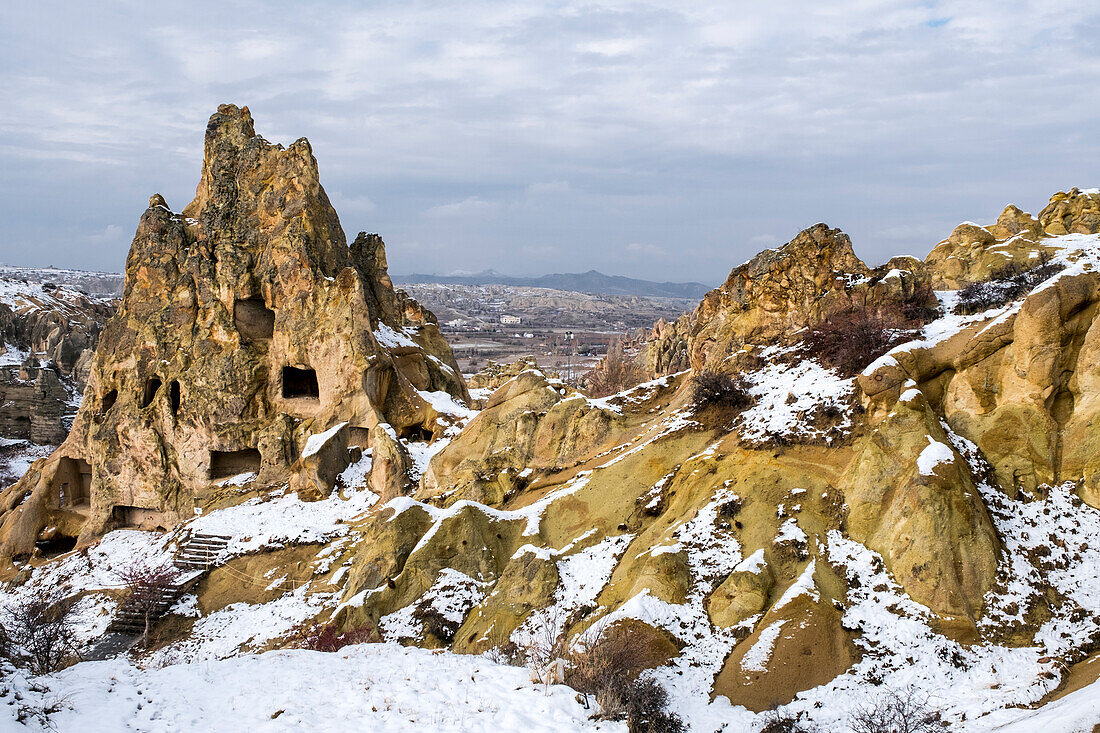 Verschneites Freilichtmuseum von Göreme im Winter in Kappadokien