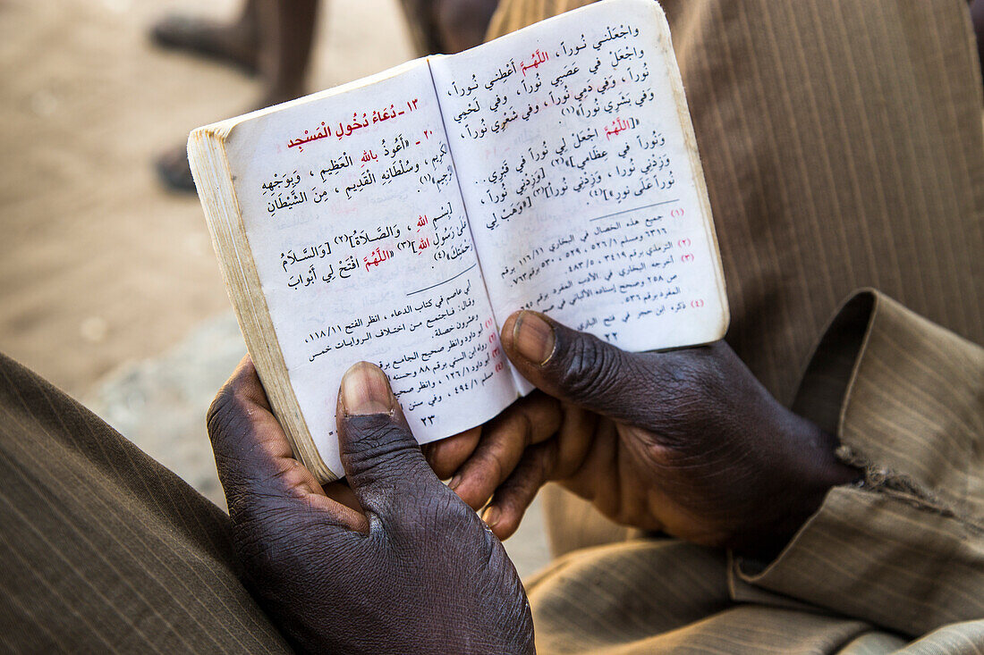 Ein Mann liest den Koran
