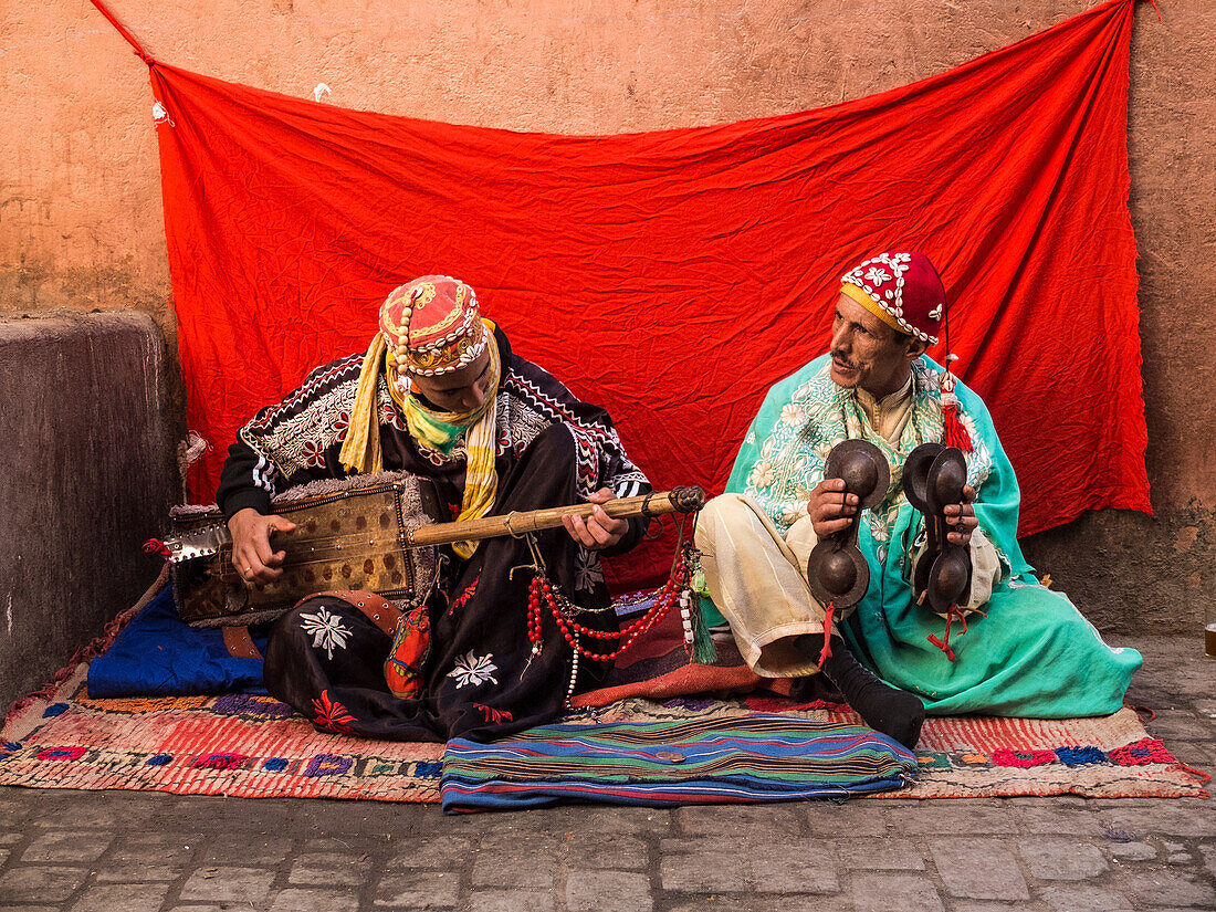 Zwei Gnawa-Musiker in den engen Gassen der Medina von Marrakesch