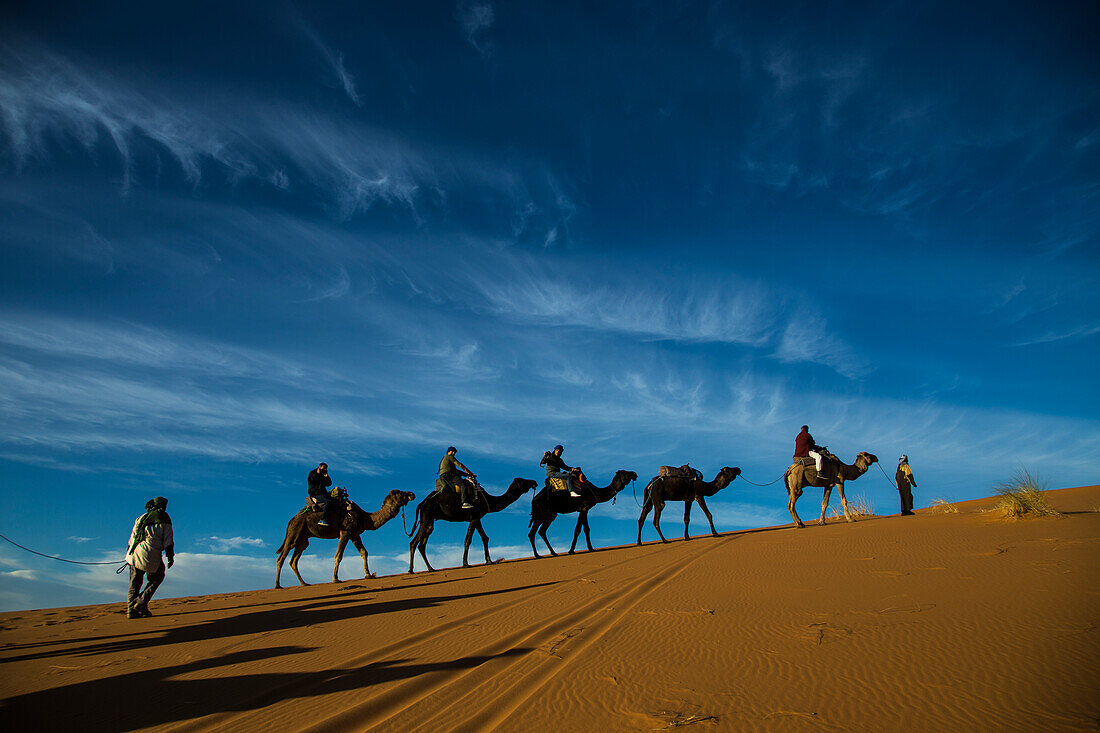 Kamelkarawanen-Touristen in den Sanddünen des Erg Chebbi