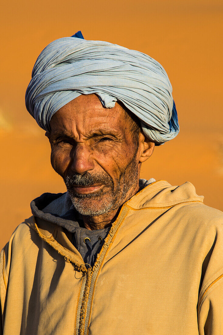 Porträt eines Kameltreibers in den Sanddünen des Erg Chebbi