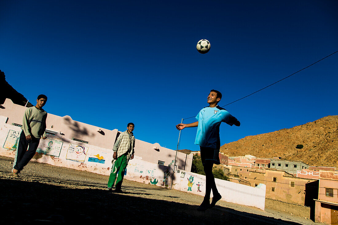 Beim Fußballspielen in der Region Tafrout im Anti-Atlas