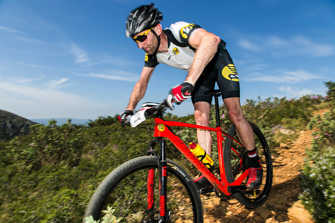 Fahrer beim TwoNav Empordà BTT Extrem Mountainbike-Rennen