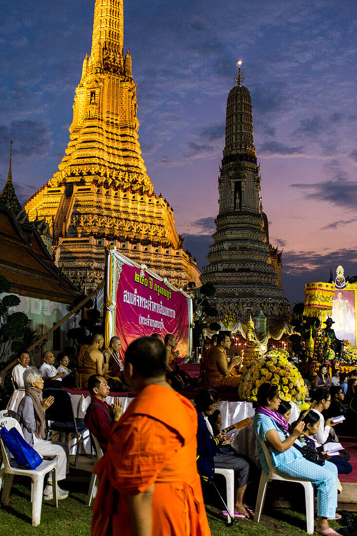 Buddhistische Zeremonie bei Sonnenuntergang im Wat Arun-Tempel