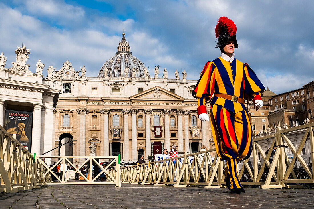 Ein Schweizer Gardist während der von Papst Franziskus zelebrierten Palmsonntagsmesse auf dem Petersplatz