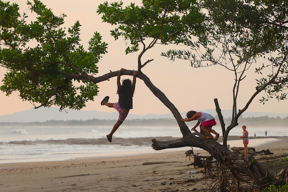 Spielende Kinder am Strand von Jiquilillo, Chinandega, Nicaragua