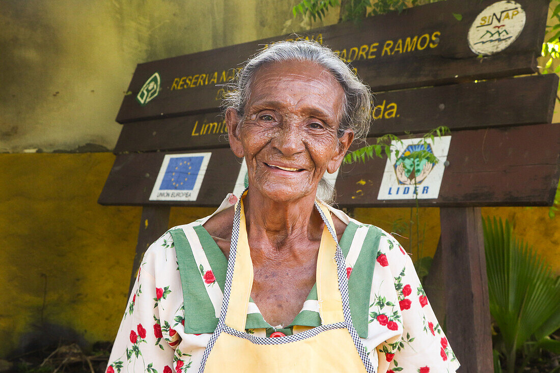 Porträt einer lächelnden älteren Frau, Jiquilillo, Nicaragua
