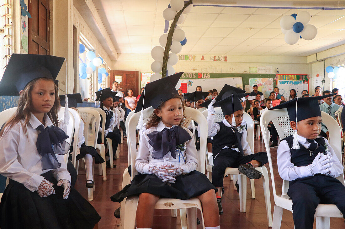 Gruppe von Kindern während ihres Schulabschlusses, Jiquilillo, Nicaragua