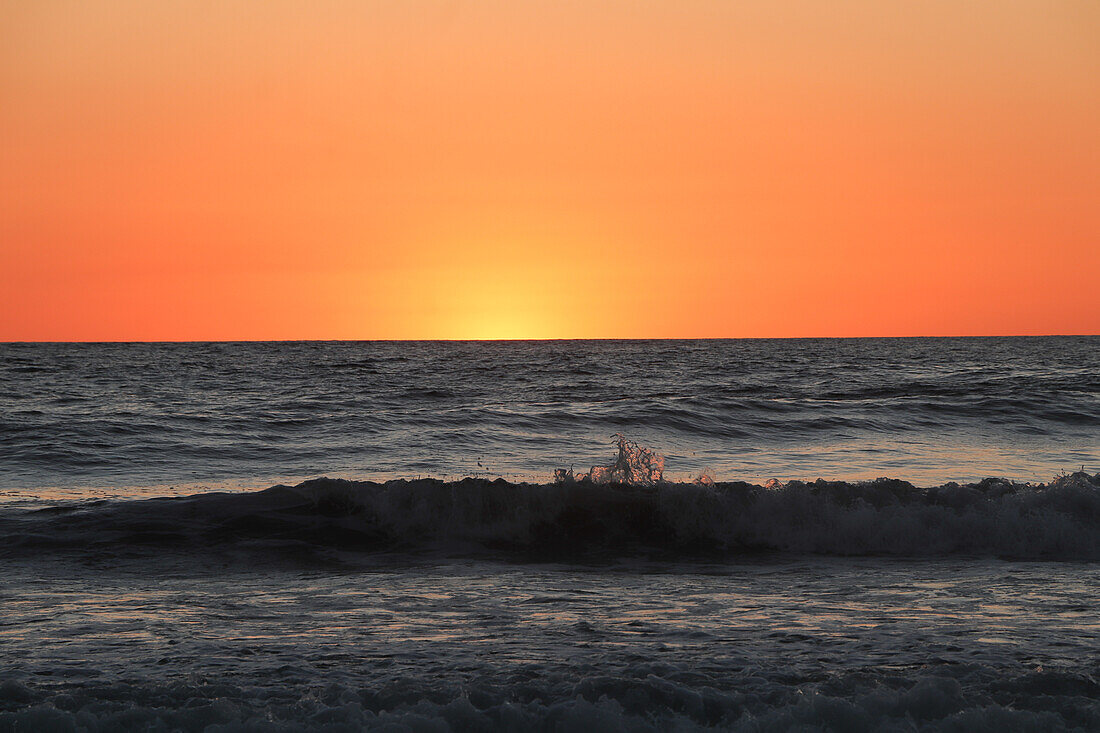 Pazifischer Ozean bei Sonnenuntergang am Strand von Jiquilillo, Nicaragua