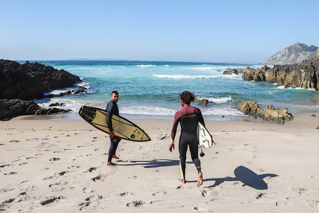 Zwei männliche Surfer in Cabo Home, Galicien, Spanien