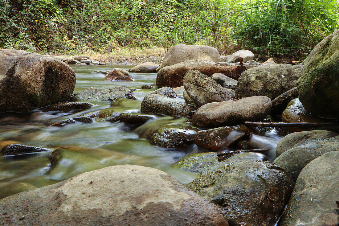 Schöner Fluss in Ainzon, Zaragoza, Aragonien, Spanien