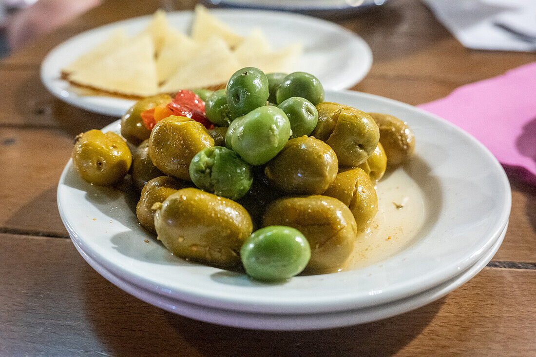 Tapas-Teller mit verschiedenen Oliven, Sevilla, Spanien