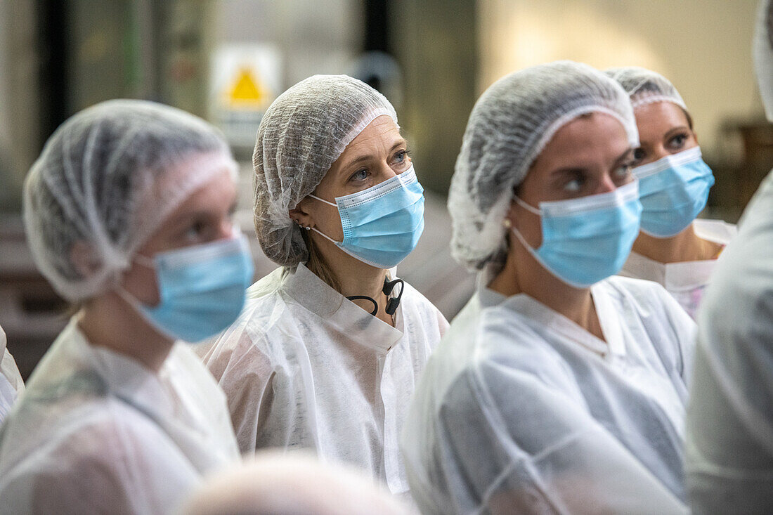 Menschen in Schutzkleidung in der Fischkonservenfabrik (USISA), Isla Cristina, Spanien