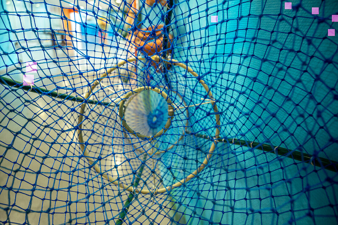 Blick nach unten in ein Netz, Fischereihafen, Punta Umbria, Spanien