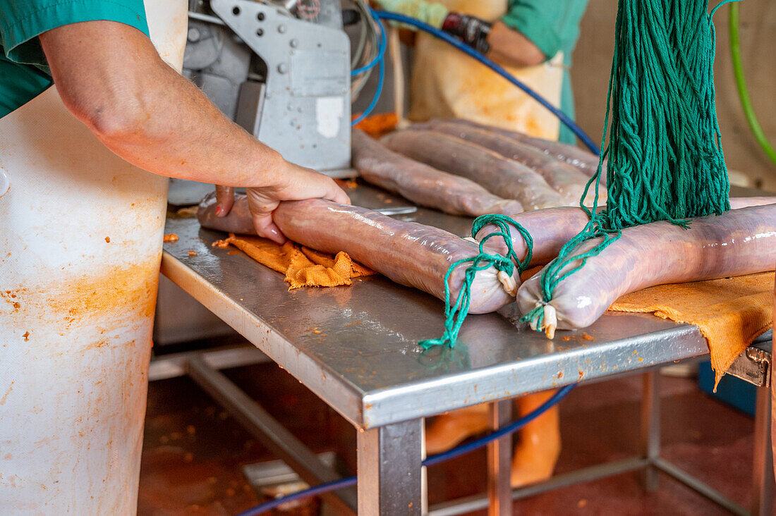 Herstellung von iberischem Schinken (Rohschinken), Puerto Gil, Spanien