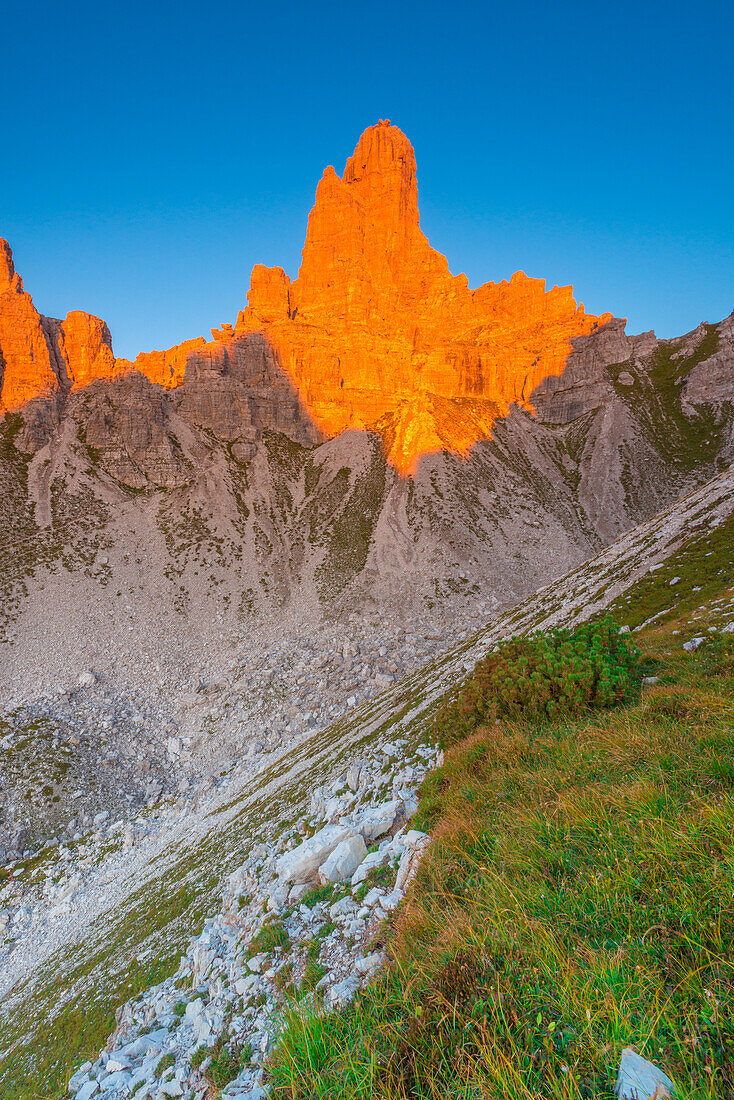 Sonnenaufgang auf dem Bergkamm an der Südostseite der Marchi Granzotto-Hütte im Val Meluzzo, Pordenone, Friaul-Julisch-Venetien, Italien.