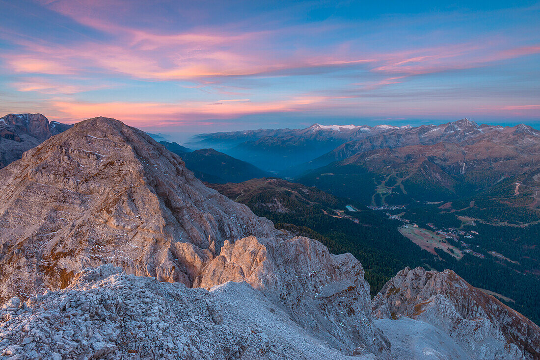 Farbenfroher Himmel bei Sonnenaufgang von einem Gipfel in den Brenta-Dolomiten aus gesehen, mit Blick auf Madonna di Campiglio in der Provinz Trient, Region Trentino-Südtirol, Italien.
