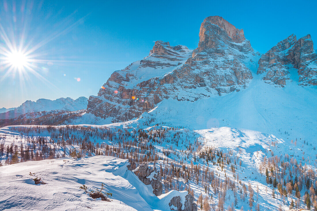 Der Berg Pelmo in den italienischen Dolomiten ist an einem sonnigen, wolkenlosen Wintertag in der Provinz Belluno, Region Venetien, Italien, mit Schnee bedeckt.