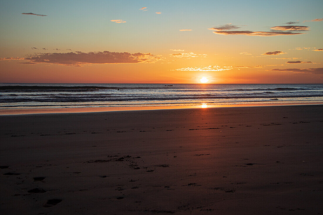 Schöner Sonnenuntergang am Strand von Jiquilillo, Chinandega, Nicaragua