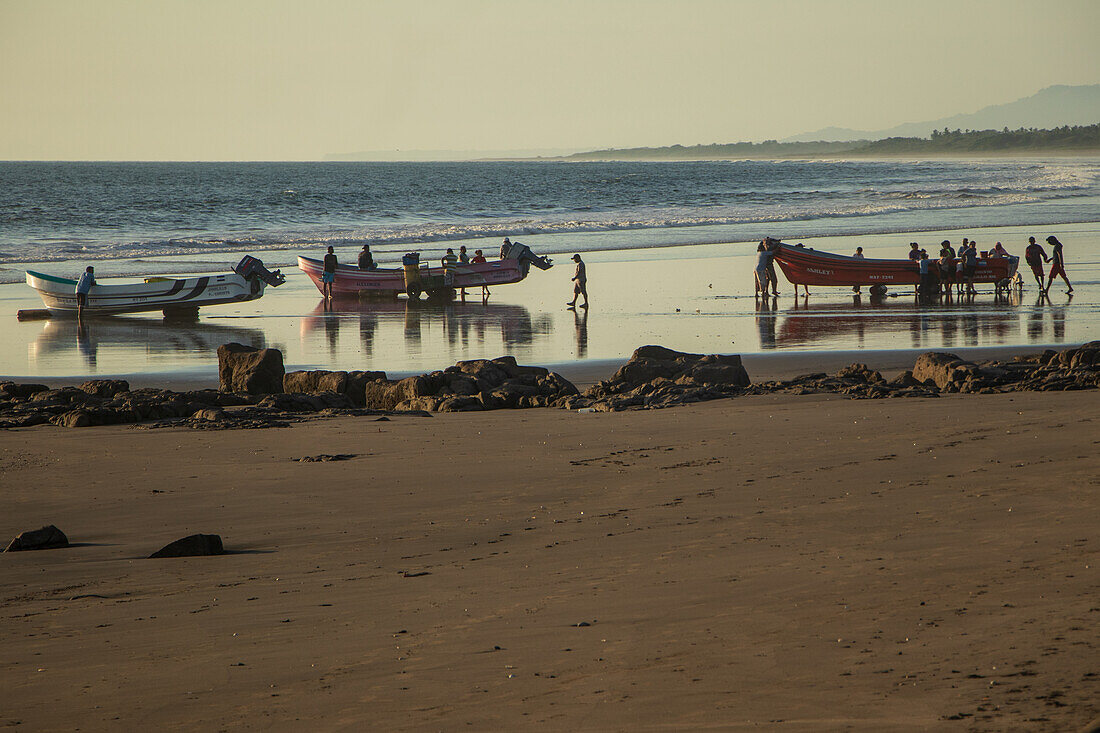 Fischerboote am Strand von Jiquilillo, Chinandega, Nicaragua