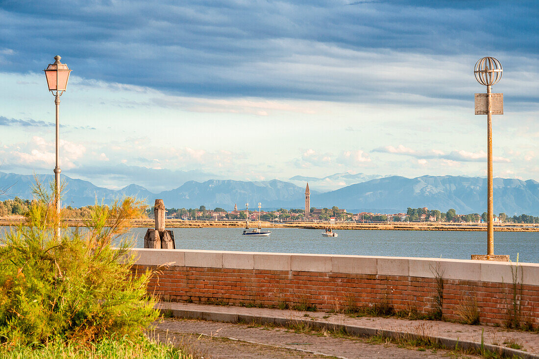 Lungomare San Felice am Morgen, mit Burano und den Dolomitenbergen im Hintergrund, Venedig, Venetien, Italien, Europa