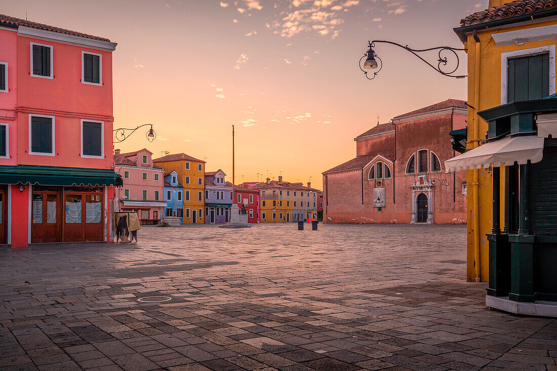 Piazza Baldassarre Galuppi in der Morgendämmerung, Burano, Venedig, Veneto, Italien, Europa