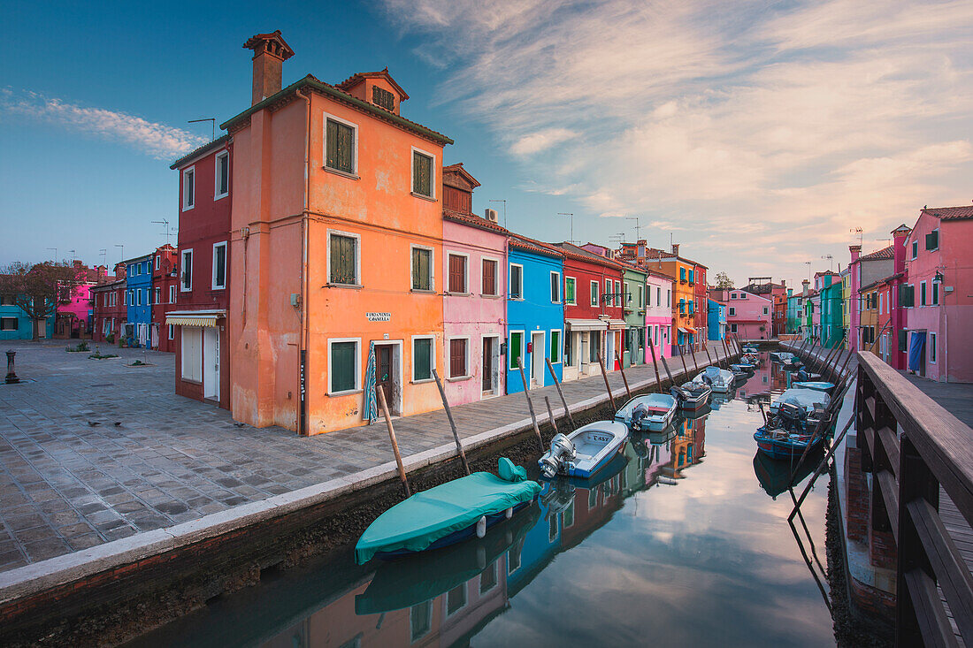 Ein friedlicher Morgen an der Fondamenta Cavanella, Burano, Venedig, Venetien, Italien, Europa