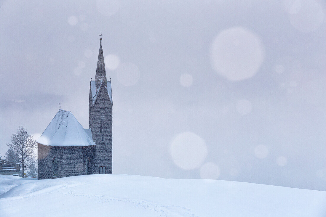 Die kleine Kirche von Windegg in Tulfes, Innsbruck Land, Tirol, Österreich, Europa